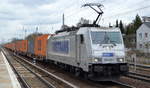 METRANS Rail s.r.o., Praha [CZ] mit  386 008-7  [NVR-Nummer: 91 54 7386 008-7 CZ-MT] und Containerzug am 23.03.21 Berlin Hirschgarten.