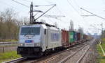 METRANS Rail s.r.o., Praha [CZ] mit  386 004-6  [NVR-Nummer: 91 54 7386 004-6 CZ-MT] und Containerzug Richtung Norden am 09.04.21 Durchfahrt Bf.