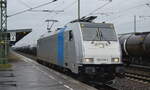 METRANS Rail s.r.o., Praha [CZ] mit der Railpool Lok   186 539-3  [NVR-Nummer: 91 80 6186 539-3 D-RPOOL] am 08.02.22 Durchfahrt Bf.