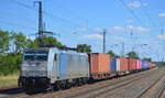 METRANS Rail s.r.o., Praha [CZ] mit der angemieteten   186 532-8  [NVR-Nummer: 91 80 6186 532-8 D-RPOOL] und einem Containerzug am 10.08.22 Durchfahrt Bahnhof Saarmund.