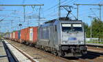 METRANS Rail s.r.o., Praha [CZ] mit  386 029-3  [NVR-Nummer: 91 54 7386 029-3 CZ-MT] und einem Containerzug am 06.10.22 Durchfahrt Bahnhof Golm.