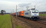 Die noch recht saubere 386 026 rollte am 25.02.17 mit einem Containerzug durch Rodleben Richtung Roßlau.