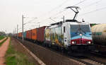 386 020 der Metrans schleppte am 04.04.17 einen Containerzug durch Rodleben Richtung Magdeburg.