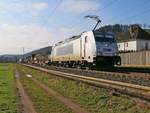 386 011-1 mit Containerzug in Fahrtrichtung Norden. Aufgenommen in Ludwigsau-Friedlos am 13.02.2016.