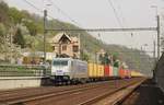 386 005-3 zu sehen am 25.04.15 mit einem Containerzug in Ústí nad Labem. Foto entstand vom Bahnübergang!