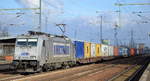 METRANS Rail s.r.o., Praha [CZ] mit  386 008-7  [NVR-Nummer: 91 54 7386 008-7 CZ-MT] und Containerzug am 23.01.20 Durchfahrt Bf.