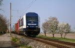 Wahrscheinlich der einzige Frühlingsschuss in dieser Situation von mir. Diese Stelle ein paar Schritte von unserem Haus entfernt. Die 761 005 mit einem Metrans Containerzug zwischen Komárom und Komárno. Im Hintergrund kann man wunderschöne blühende Bäume zu sehen.
Komárno, 29.03.2020.