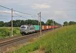 383 406-6 (Metrans) zusehen mit einem Containerzug am 13.06.20 in Pardubice Opočínek.
