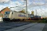 Am 8 November 2019 verlässt Metrans 386 038 Emmerich. Das Bild wurde ganz legal beim Bahnübergang gemacht.