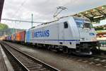 Metrans 186 437 pausiert eine Minute (Lokführerwechsel) in Decin hl.n. am 6 April 2017.