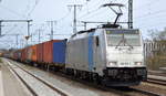 METRANS a.s., Praha [CZ] mit  186 535-1  [NVR-Nummer: 91 80 6186 535-1 D-RPOOL] und Containerzug am 15.04.21 Durchfahrt Bf.