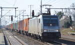 METRANS Rail s.r.o., Praha [CZ] mit der Akiem Lok  186 363-8  [NVR-Nummer: 91 80 6186 363-8 D-AKIEM] und Containerzug am 14.03.22 Durchfahrt Bf.