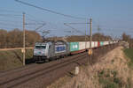 Mit einem Containerzug ist Metrans 386 005-3 in Richtung Braunschweig unterwegs.