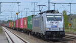 METRANS Rail s.r.o., Praha [CZ] mit  386 024-4  [NVR-Nummer: 91 54 7386 024-4 CZ-MT] und Containerzug am 29.04.22 Durchfahrt Bf.