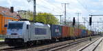 METRANS Rail s.r.o., Praha [CZ]  mit  386 031-9  [NVR-Nummer: 91 54 7386 031-9 CZ-MT] und Containerzug am 27.04.22 Durchfahrt Bf.