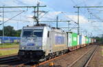 METRANS Rail s.r.o., Praha [CZ] mit  386 002-0  [NVR-Nummer: 91 54 7386 002-0 CZ-MT] und Containerzug am 09.06.22 Durchfahrt Bf.