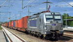 METRANS a.s., Praha [CZ] mit ihrer  383 404-1  [NVR-Nummer: 91 54 7383 404-1 CZ-MT] und einem Containerzug am 23.08.22 Durchfahrt Bahnhof Golm.