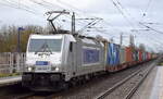 METRANS Rail s.r.o., Praha [CZ] mit ihrer  386 008-7  [NVR-Nummer: 91 54 7386 008-7 CZ-MT] und einem Containerzug am 12.01.23 Durchfahrt Bahnhof Berlin Hohenschönhausen.