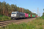 386 010 der Metrans führte am 05.10.23 einen Containerzug durch Marxdorf Richtung Zeithain.