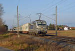 Am 17.12.23 schleppte 383 406 der Metrans einen fast ausschließlich aus weißen Maersk-Containern bestehenden Zug durch Wittenberg-Labetz Richtung Falkenberg(E).