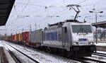 METRANS Rail s.r.o., Praha [CZ] mit ihrer  386 019-4  [NVR-Nummer: 91 54 7386 019-4 CZ-MT] und einem Containerzug Richtung Frankfurt (Oder) am 16.01.24 Durchfahrt Bahnhof Schönefeld (bei Berlin).