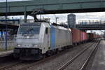 METRANS Rail s.r.o., Praha [CZ] mit der angemieteten Railpool Lok  186 535-1  [NVR-Nummer: 91 80 6186 535-1 D-Rpool] und einem Containerzug Richtung Hamburg am 16.02.24 Durchfahrt Bahnhof