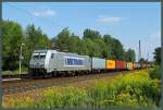 386 019-4 des tschechischen Bahnunternehmens Metrans fährt am 22.08.2015 mit einem Containerzug durch den Bahnhof Leipzig-Thekla.