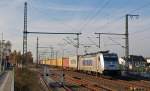 386 003 der Metrans schleppte am 31.10.15 einen Containerzug durch Rodleben Richtung Dessau.