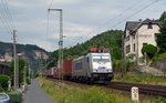 386 008 der Metrans fuhr am 12.06.16 mit ihrem Containerzug durch Stadt Wehlen Richtung Dresden.