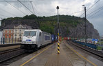 386 017 der Metrans beförderte am 14.06.16 einen Containerzug durch Usti nad Labem Richtung Parg. Die länge des Containerzuges reicht bis um den markanten Berg an der Bahnhofseinfahrt.