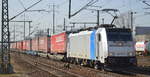 METRANS Rail s.r.o., Praha [CZ] mit der Railpool Lok   186 537-7  [NVR-Nummer: 91 80 6186 537-7 D-RPOOL] und Taschenwagenzug Richtung Polen am 25.02.21 Durchfahrt Bf. Flughafen BER Terminal 5.
