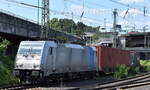 METRANS Rail s.r.o., Praha [CZ] mit der Railpool Lok  186 532-8  [NVR-Nummer: 91 80 6186 532-8 D-Rpool] verlässt mit einem Containerzug den Hamburger Hafen am 15.07.24 Höhe Bahnhof Hamburg