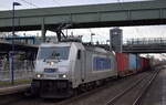 METRANS Rail s.r.o., Praha [CZ] mit ihrer  386 022-8  [NVR-Nummer: 91 54 7386 022-8 CZ-MT] und einem Containerzug Richtung Hamburg am 24.01.25 Durchfahrt Bahnhof Berlin-Hohenschönhausen.