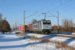 386 027 der Metrans schleppte am 11.01.26 einen schlecht ausgelasteten Containerzug durch Greppin Richtung Bitterfeld.