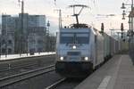 Durchfahrender Frachtzug mit Metrans 386 005 durch Dresden Hauptbahnhof im Februar 2026 07:30 Uhr in der Früh bei aufkommenden Gegenlicht.
