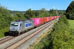 386 025 von Merans mit bunt gemischten Containern am 3.7.26 bei Dollnstein.