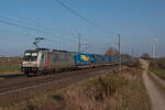 186 351-3 von PKP Cargo International ist mit einem LKW Walter KLV-Zug in Richtung Braunschweig unterwegs.