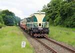 720 509-9 fuhr am 07.06.25 von Rakovnik nach Bochov. Der Grund für meinen Besuch dort war. Auf dem Streckenabschnitt zwischen Protivec und Bochov findet kein planmäßiger Personenverkehr mehr statt. 720 509-9 als Os 93140 ist hier bei Budov zu sehen.