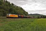 Am 12.05.2020 fuhr die 386 203 REGIOJET mit einem Lovo-Chemiezug von Tschechien nach Nördlingen.
Ich habe den Zug auf der Saalebahn in Kahla erwartet. Oberhalb sieht mach schön die Leuchtenburg.
Wer hätte das gedacht so eine Lok hier in Deutschland mal anzutreffen!