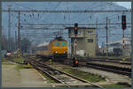 Bei der Einfahrt in den Bahnhof Ústí nad Labem-Střekov passiert 162 119 von RegioJet das Stellwerk.