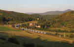 Blick vom Husu vrch auf das Bilinatal mit Doppel 753 der SD - Kolejová doprava, a.s  und Kalkzug im Abendlicht. Am Schluss des Zuges noch eine Schublok auch eine Bison 753 der SD. Aufgenommen am 05.08.2020
