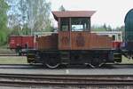 Quasi-Holzlok (der Holzpatron ist nür Farbe) 799 019 steht am 11 Mai 2024 ins Eisenbahnmuseum von Luzna u Rakovnika.