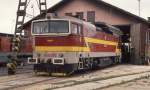 Die erste Serienlok der  Taucherbrillen  753003 am 7.10.1992 wird hier gerade im  Depot Ceska Lipa gewartet bzw.
