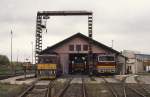 Blick auf Werkhalle im Depot Ceska Lipa am 7.10.1992:  Links Klein Diesellok 703043 und rechts 753003.