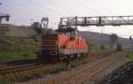 S 458055 passiert den Braunkohlentagebau, der am 19.6.1988 bereits bis an die Durchgangsgleise am Depot Sokolov vorgerückt ist.