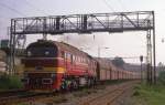 T 6791529 fährt aus Richtung Chodov kommend mit einem langen Kohlezug am 19.6.1988 in Sokolov ein.