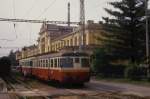 Triebwagen M 2400046 ist am 18.6.1988 um 17.05 Uhr im Bahnhof Marianske Lazne angekommen und fährt hier, nachdem die Fahrgäste ausgestiegen sind, in die Abstellgruppe.