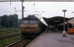 S 4990231 fährt mit einem Güterzug am 19.6.1988 in Richtung Pilzn durch den  Bahnhof Marianske Lazne.