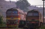 Während rechts T 6791159 am 19.6.1988 auf Einfahrt in das Depot Sokolov wartet, rollt Schwesterlok T 6791529 mit gut besetztem Führerstand mit einem Kohlezug aus  Richtung Chodov vorbei.