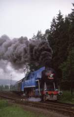 Eine eindrucksvolle Ausfahrt machte der Papagei 477043 am 25.6.1988 im Bahnhof Mostek!